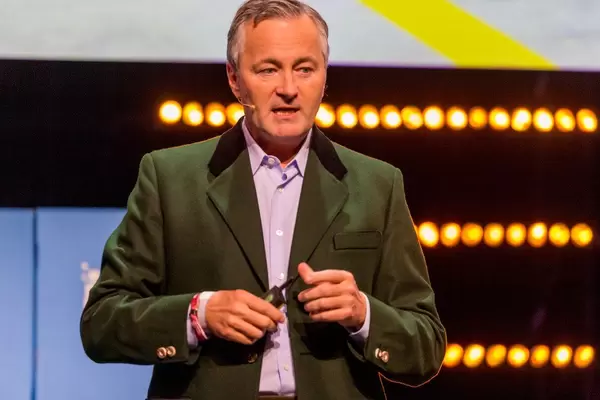 Hannes Ametsreiter von Vodafone Deutschland hält eine Rede zum Thema Innovation bei der Gründerkonferenz Bits & Pretzels in München