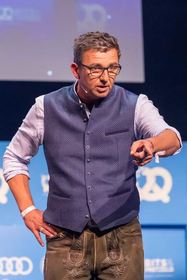 Hans Sigl hält leidenschaftliche Rede zum Thema "finde dein inneres Kind, um deine wahre Leidenschaft als Entrepreneur zu entdecken"