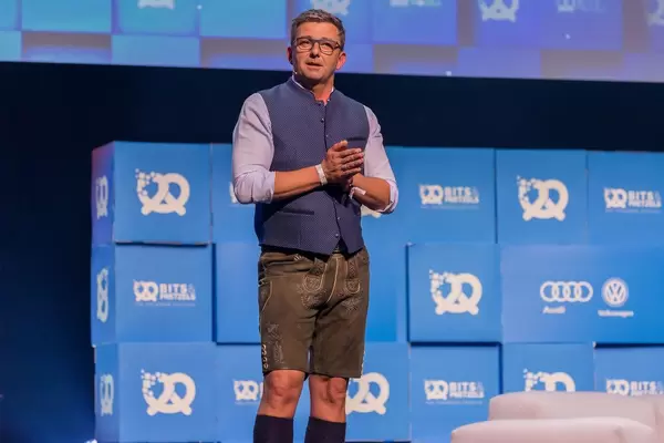 Hans Sigl hält Stand-Up Session in Lederhosen bei Start-Up Veranstaltung Bits & Pretzels in München