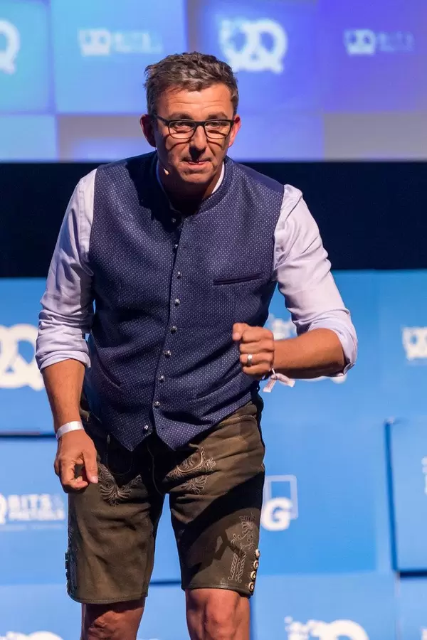 Hans Sigl motiviert das Publikum beim Gründerfestival Bits & Pretzels
