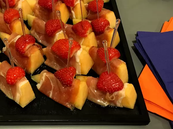 Häppchen: Melone mit Schinken und Erdbeeren