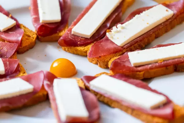 Häppchen: Tomaten-Zwieback, Schinken und Käse
