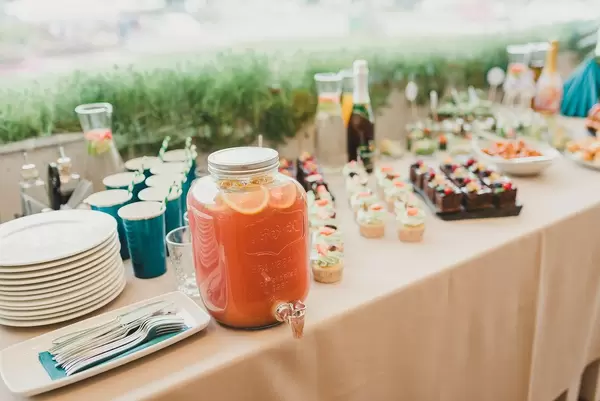 Häppchen und Getränke auf dem Banketttisch