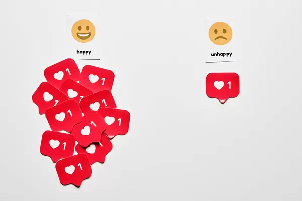 Happy and unhappy social media manager compare