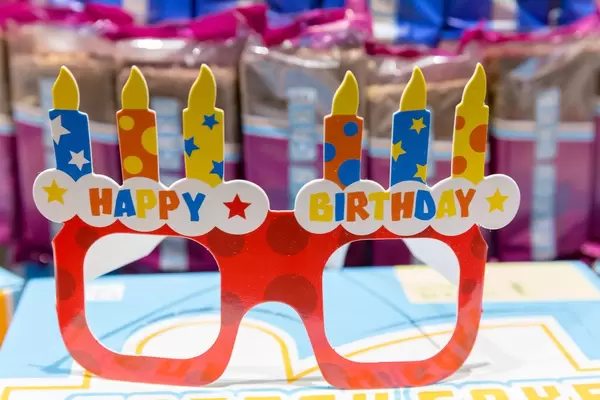 Happy Birthday - Geburtstagsbrille aus Pappe mit bunten Kerzen auf der Fibo in Köln