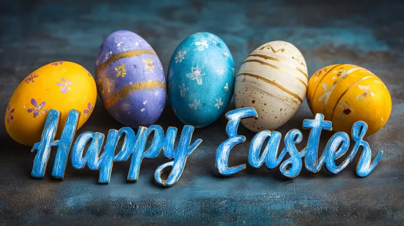Happy Easter Schriftzug mit Eiern auf blauer Oberfläche