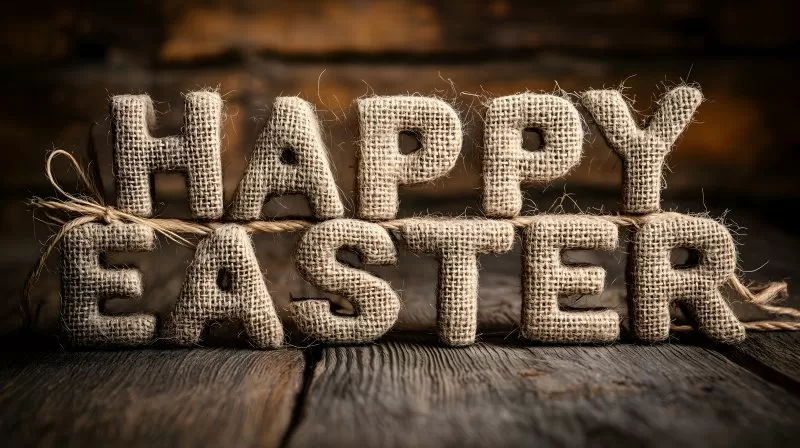 Happy Easter Text aus Jutebuchstaben auf Holzhintergrund
