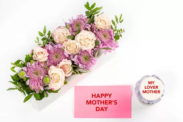 Happy mother's day background with cupcake and bouquet of flowers