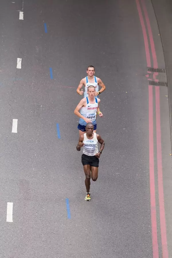 Happy Nadacha Mchelenje und weitere Läufer (Marathon Finale) bei den IAAF Leichtathletik-Weltmeisterschaften 2017 in London