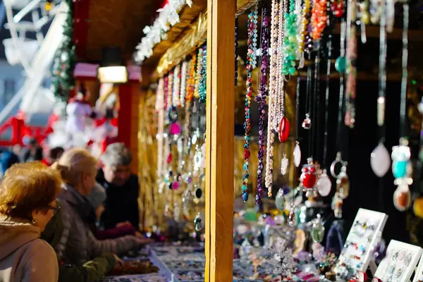 Happy people at Christmas market (Flip 2019)