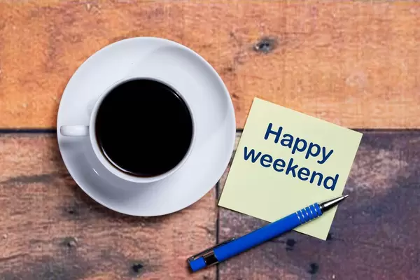 Happy Weekend - Frohes Wochenende - Notiz mit einer Kaffeetasse