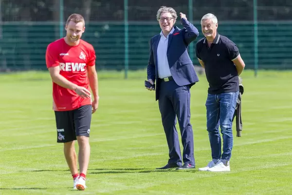 Harald Schumacher, Armin Veh und ein Spieler lachen zusammen