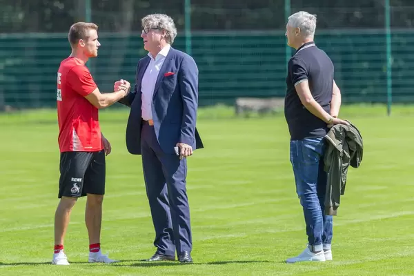 Harald Schumacher und Armin Veh unterhalten sich mit einem neuen Spieler