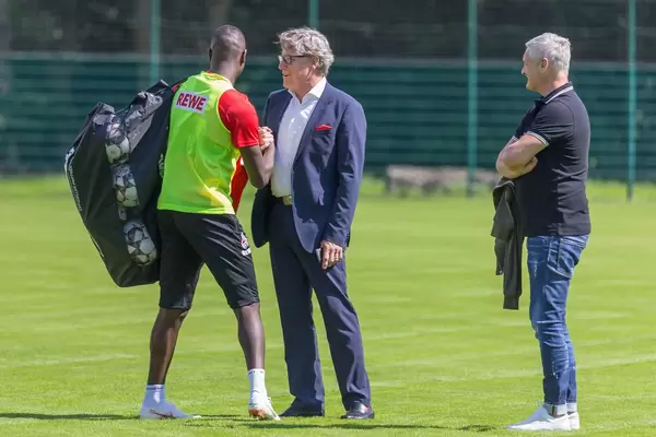 Harald Schumacher und Sehrou Guirassy schütteln Hände