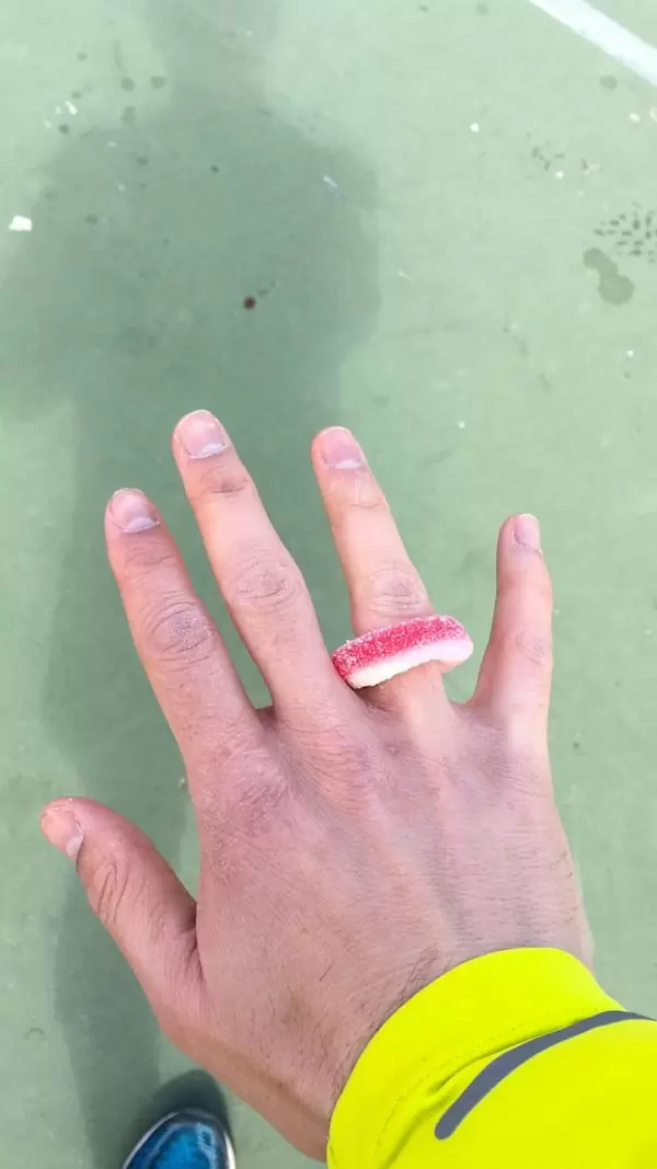 Haribo Fruchtgummi-Ring auf meinem Ringfinger