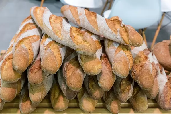 Harry Backwaren: mehrere Dinkelbaguette-Stangen gestapelt