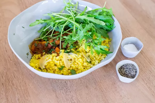 Harvest Tajine Bowl - marokkanischer Gemüseintopf, Dörrobst, frische Kräuter, geröstete Mandeln und Safranbulgur.