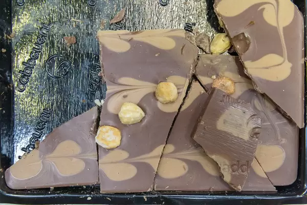 Haselnut-caramel chocolate bar on black tray at the BarCamp in Bonn