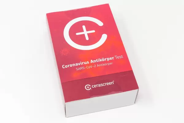 Hatte ich schon Corona? Coronavirus Antikörper Test Packung von cerascreen vor weißem Hintergrund