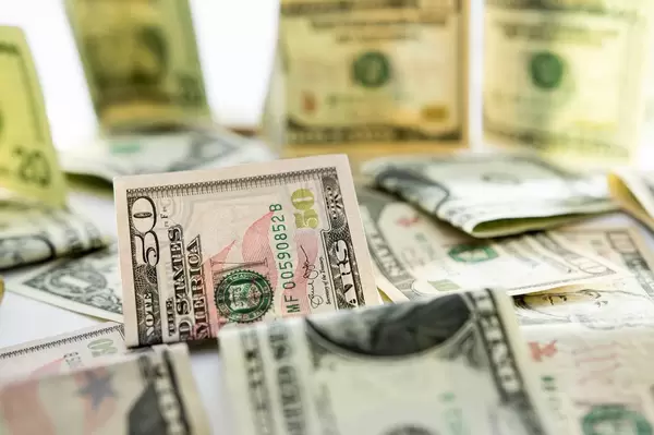 Haufen Dollarscheine mit Fokus auf 50 US-Dollarnote im Zentrum mit Schärfentiefe fotografiert