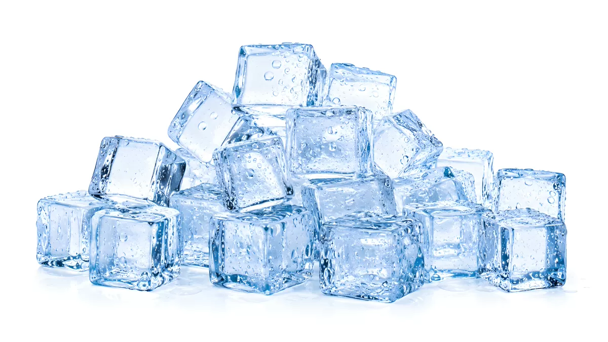Haufen glänzender Eiswürfel auf weißem Hintergrund