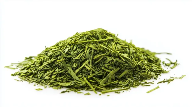 Haufen grüner Bio-Sencha-Teeblätter