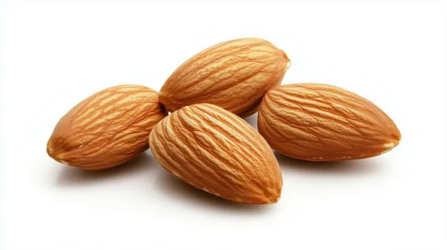 Haufen von goldbraunen Mandelkernen auf weißem Hintergrund