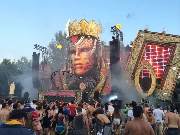 Hauptbühne im Steampunk-Look beim Musikfestival Tomorrowland 2014 - Antwerpen, Belgien
