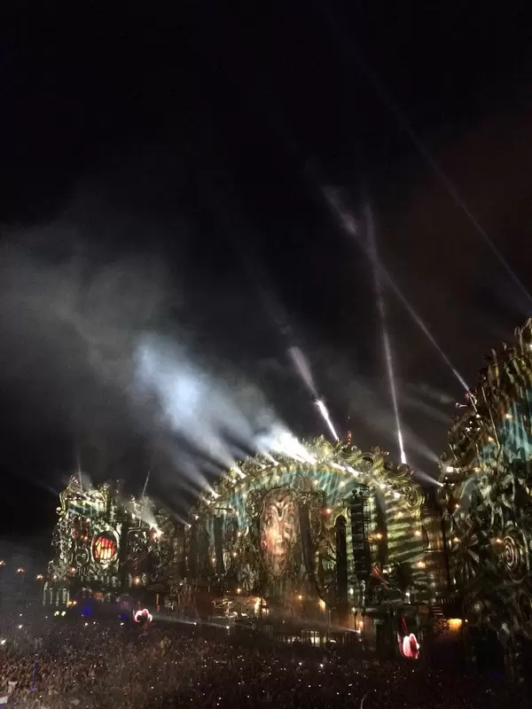 Hauptbühne mit Schattenmuster bei Nacht - Musikfestival Tomorrowland 2014