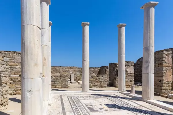 Haus der Kleopatra auf Delos: Privathaus mit großem Raum mit Säulen und Mosaikboden