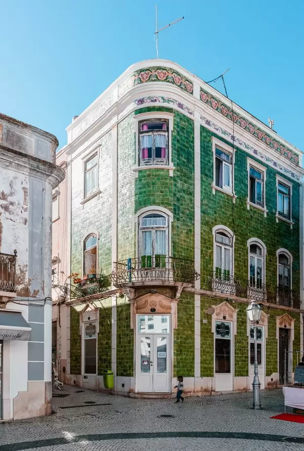 Haus mit grünen Fliesen und kleinen Balkonen in Lagos, Portugal