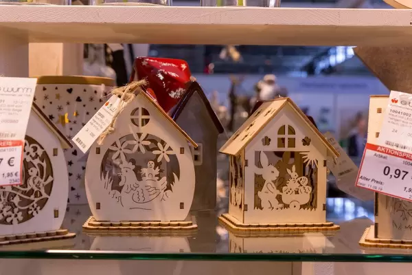 Haus mit LED Lampe aus Holz zum Aufhängen