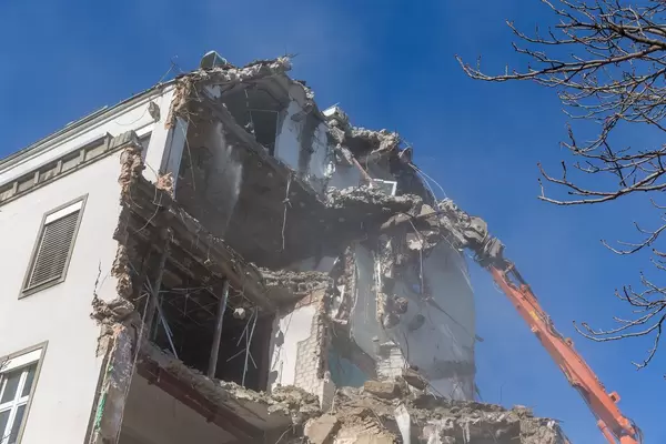 Hausabriss mit Kran in Köln