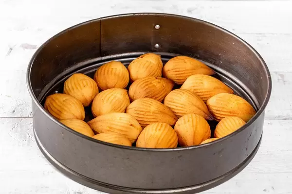 Hausgemachte Butterkekse in einer Kuchen-Backform