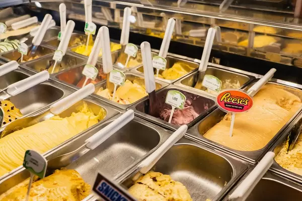 Hausgemachte Eiscreme in verschiedenen Geschmacksrichtungen in Metallbehältern in Eisdiele