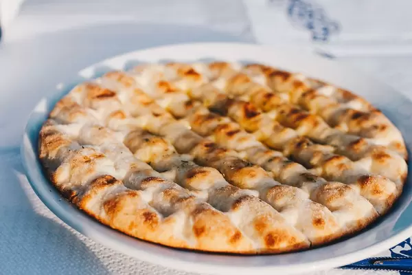 Hausgemachte Focaccia mit Butter und Kräutern