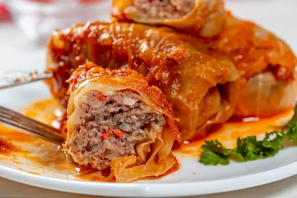 Hausgemachte Kohlrouladen mit Hackfleisch und Reis gefüllt