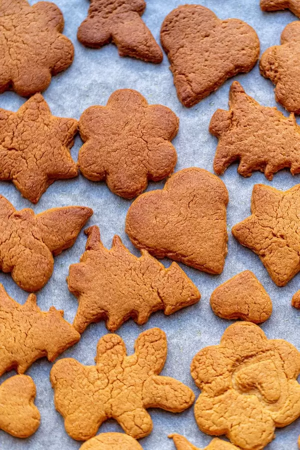 Hausgemachte Plätzchen, braun gebacken, kühlen auf Backpapier ab
