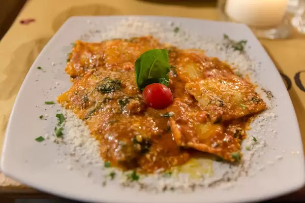 Hausgemachte Ravioli mit Tomatensoße und Basilikum in Mimi und Cocos Weinbar in Rom