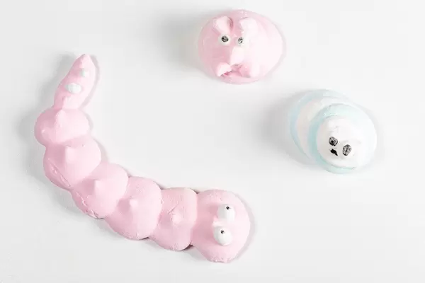 Hausgemachte rosa Marshmallows: Süßigkeiten vor weißem Hintergrund