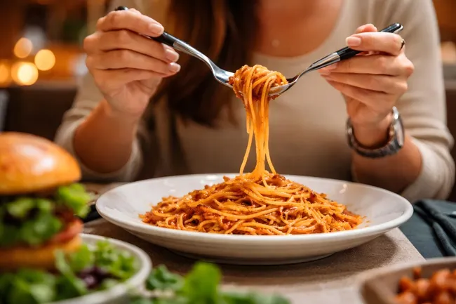 Hausgemachte Spaghetti Bolognese mit Salat