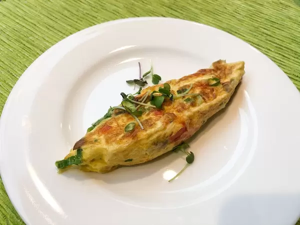 Hausgemachte Teigtasche mit Gemüse Zucchini, Spinat und Basilikum