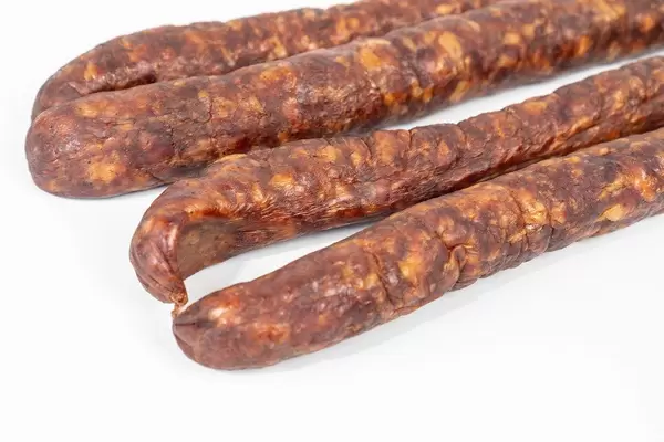 Hausgemachte Wurst aus Schweinefleisch, vor weißem Hintergrund