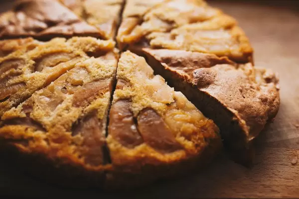 Hausgemachter Apfelkuchen auf Holzplatte