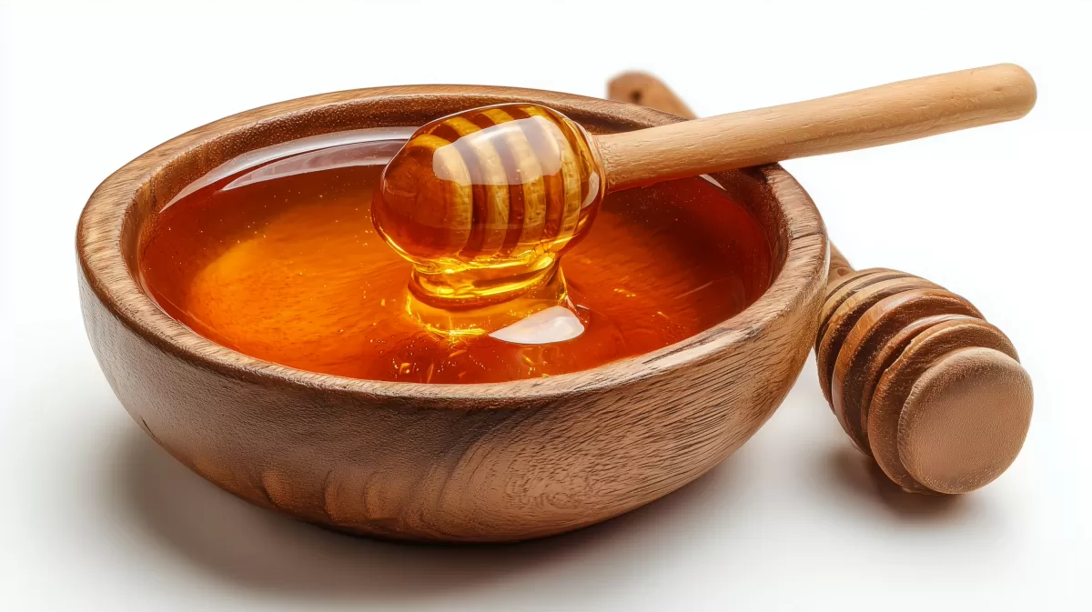 Hausgemachter Honig in Holzschale mit Löffel