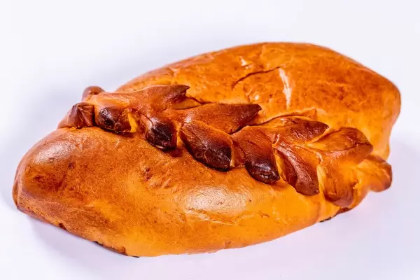 Hausgemachter Kirschkuchen, goldgelb gebacken vor weißem Hintergrund