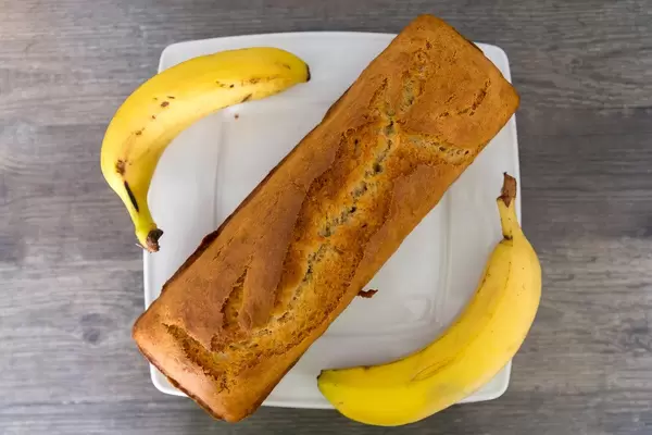Hausgemachtes Bananenbrot aus der Kastenbackform, aus der Sicht von oben