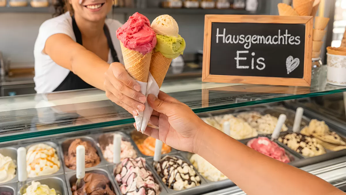 Hausgemachtes Eis in Waffeltüten an der Eistheke