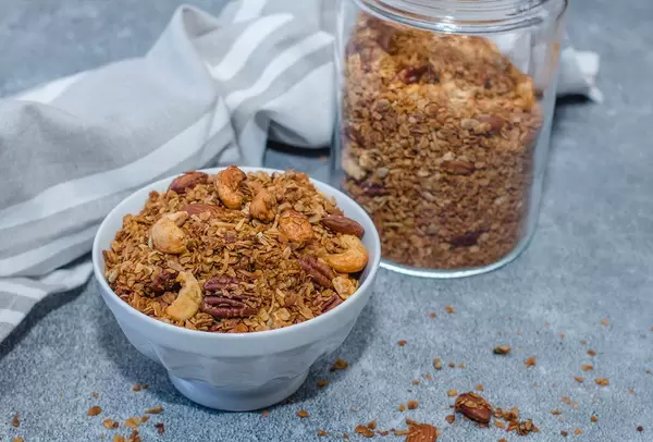 Hausgemachtes Müsli in einer weißen Schüssel