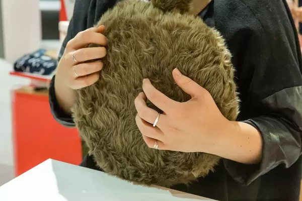 Haustierersatz: fluffiges therapeutischen Kissen mit wedelndem Schwanz von Qoobo